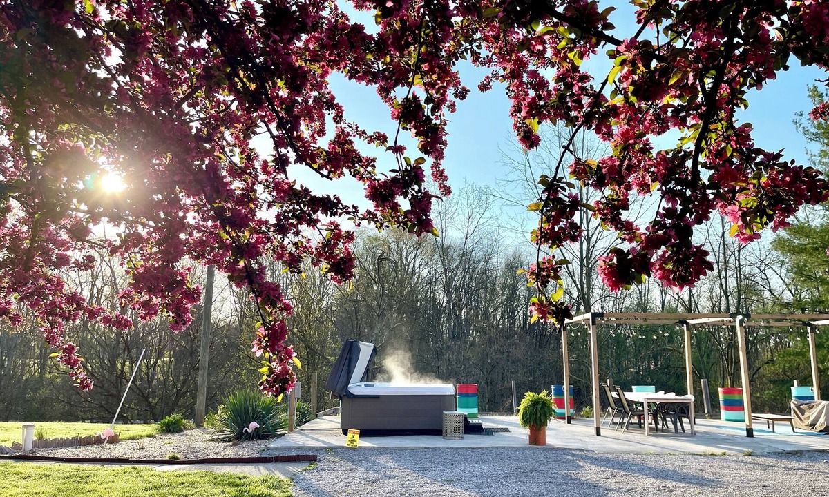 Alexandria House | Weekend getaway with Hot Tub, pet friendly. 30 mins from Columbus.