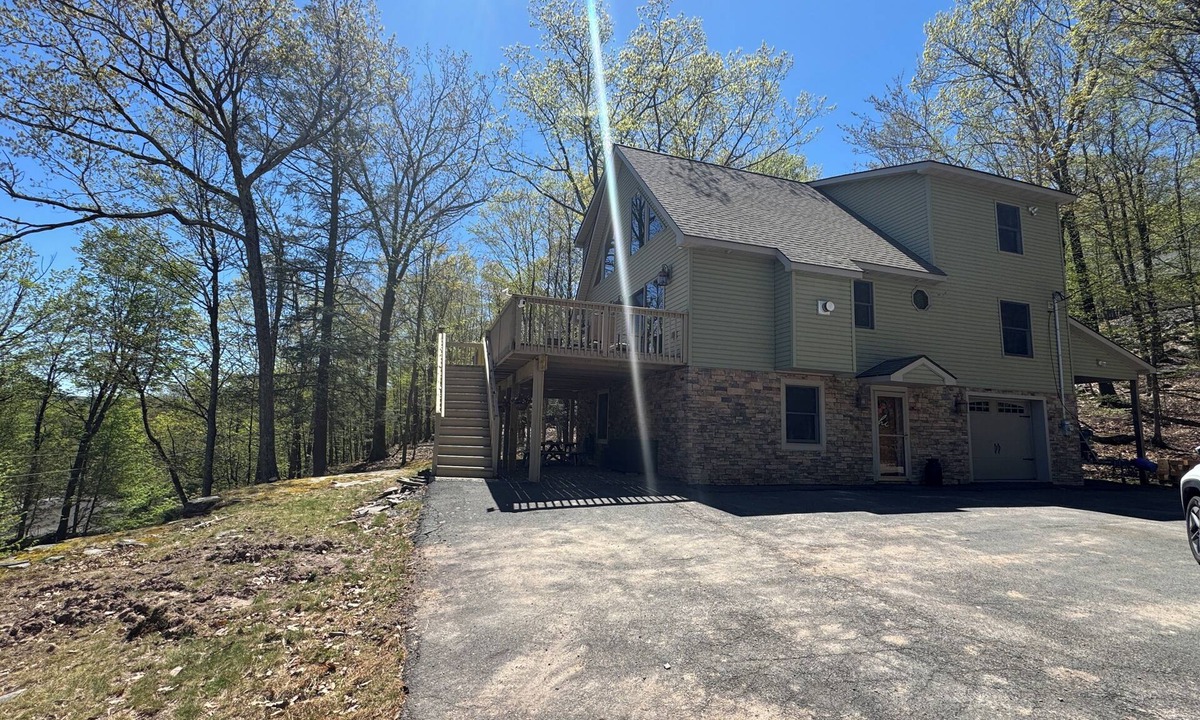 Wallenpaupauk Lake Estates Ski Chalet | Welcome to On the Rocks a charming retreat located near Lake Wallenpaupack