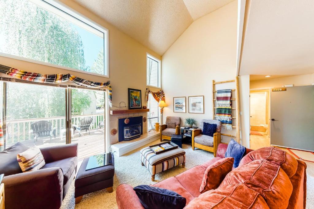 Elkhorn Village Apartment | Western Dreams