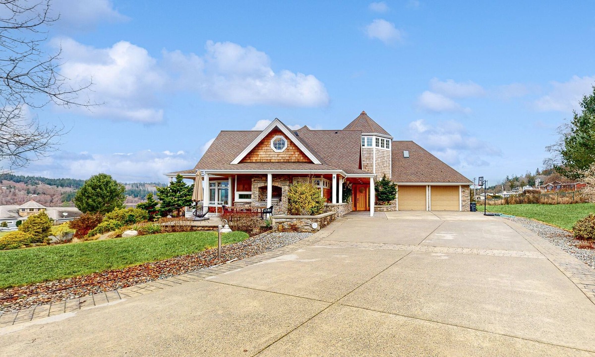 Clinton House | Whidbey Island Estate - Puget Sound views - Peloton, game room, & home office