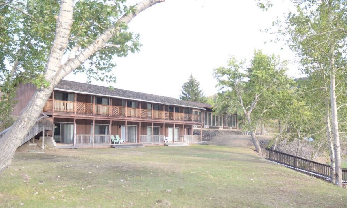 Salmon House | Williams Lake Resort