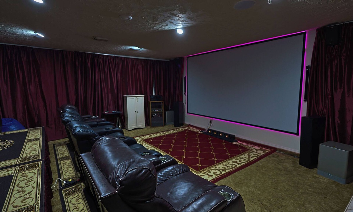 Southbelt/Ellington House | Willow Tree House - Private Cinema
