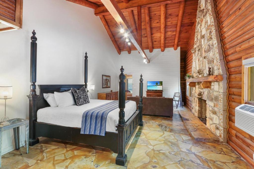 Wimberley Apartment | Wimberley Log Cabins Resort and Suites- Unit 1