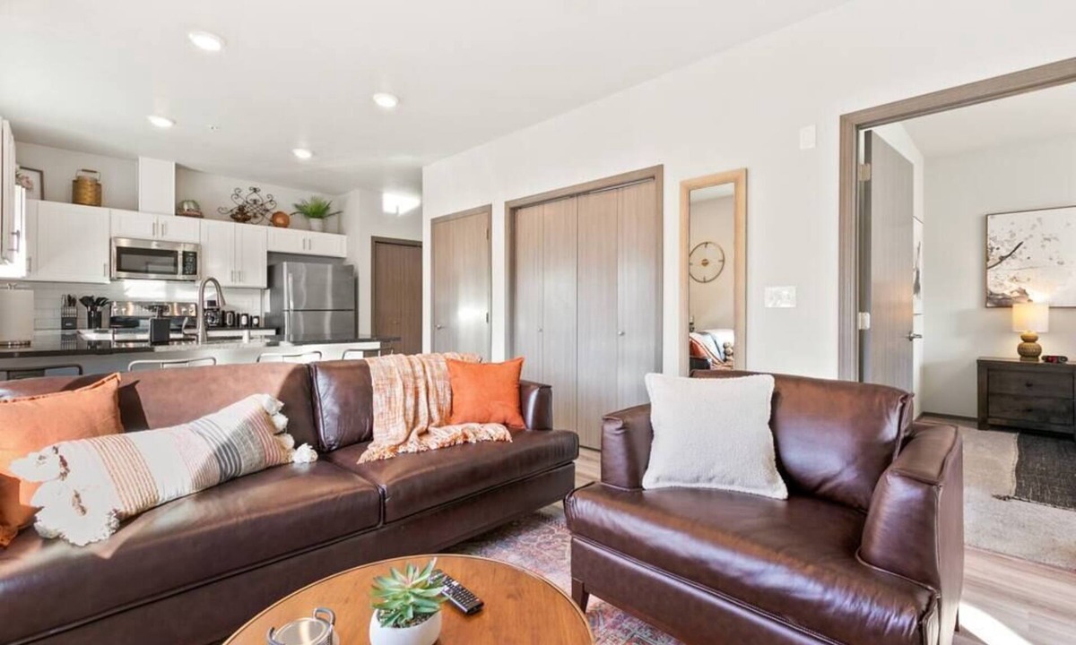 South Perry District Apartment | Wonderful New 2 Bed 2 Bath Near Perry Dist and DT!