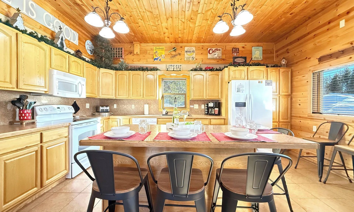 Island Park Cabin | Yellowstone Getaway, Private Hot Tub, Trailer Parking, Free Wifi & Satellite Tv