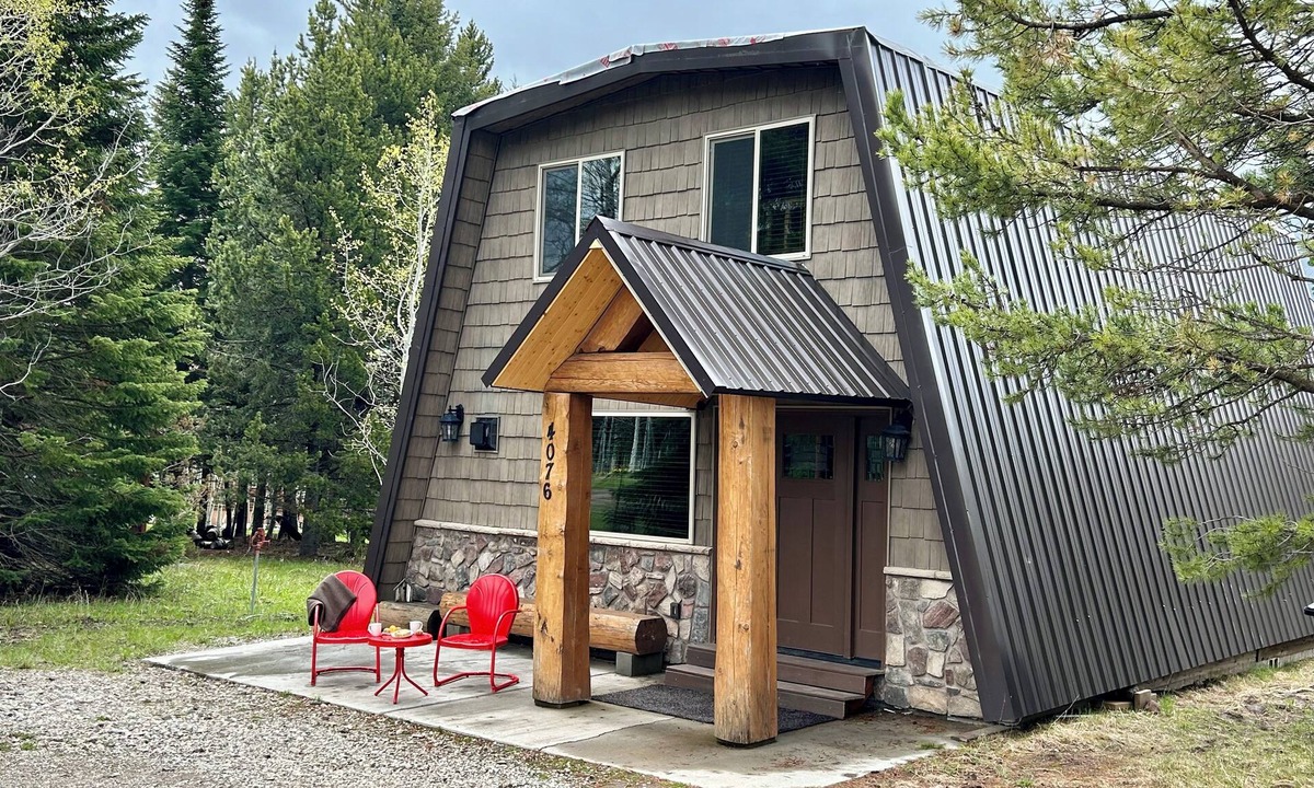 Island Park Cabin | YELLOWSTONE's PREMIER CABIN CLEAN& SPACIOUS KITCHEN with Fireplace, Dog Friendly