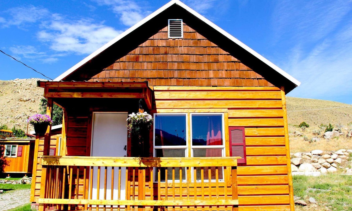 Gardiner Cabin | Yellowstone's Treasure Cabin #4, 2 bedrooms & 2 full bathrooms, few min drive to Yellowstone Park