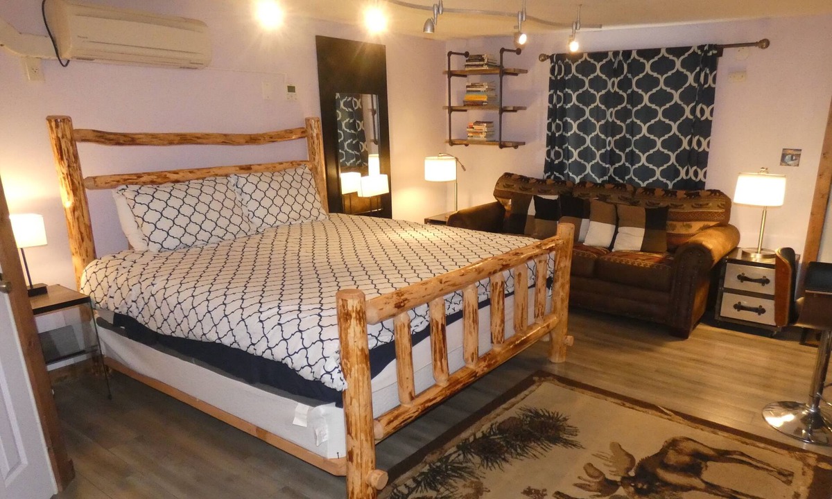 West Yellowstone Apartment | Yellowstone Studio # 3. Just One Mile From Yellowstone's Main Entrance