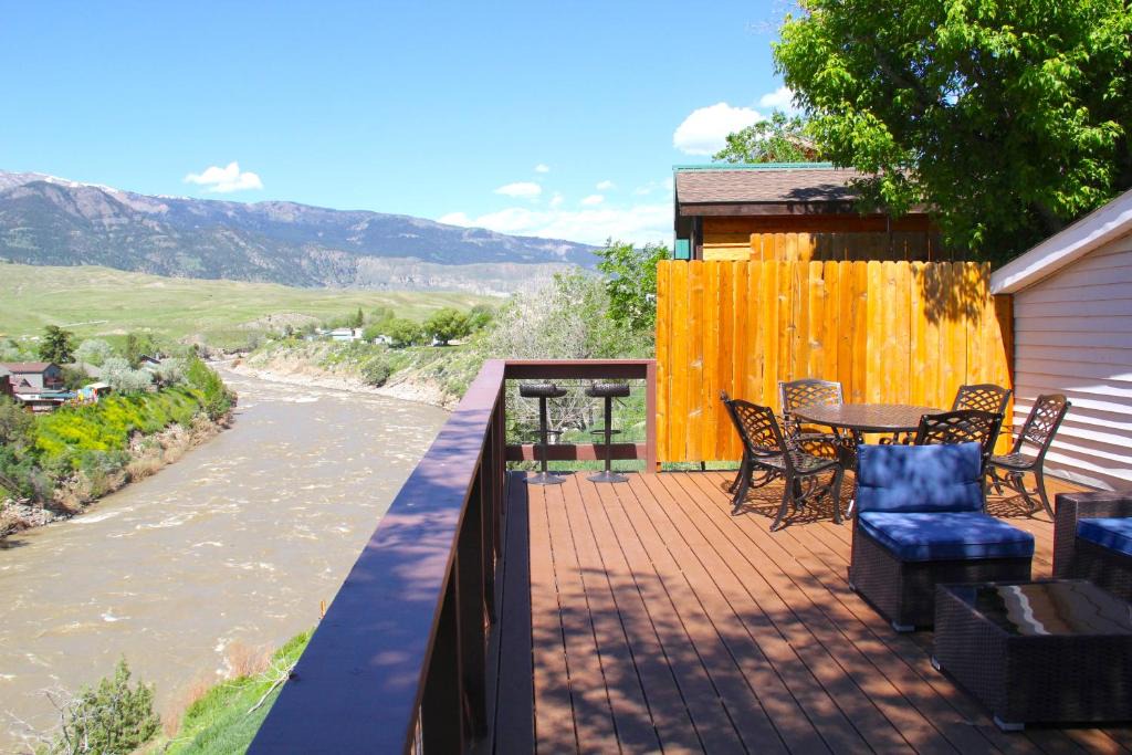 Gardiner House | Yellowstone Treasure Guesthouses on the River