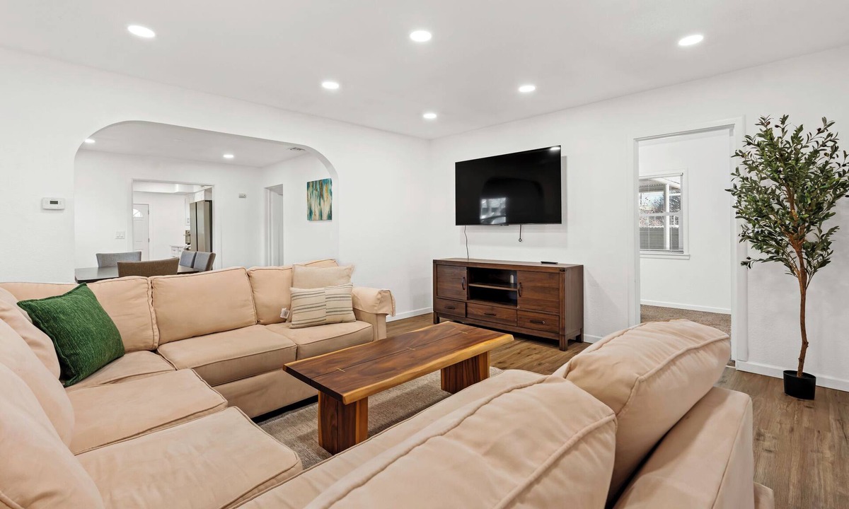 Oildale House | Your Home Away From Home in Bakersfield”