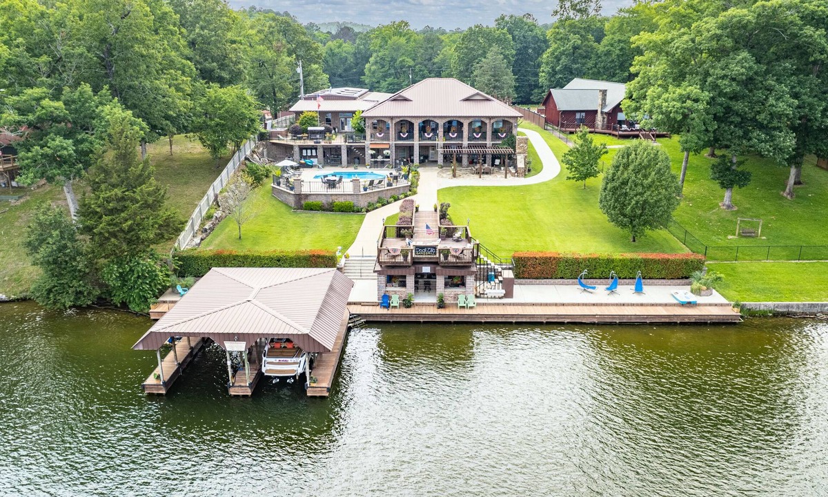 Mid America House | Your PRIVATE Hot Springs Lake Hamilton Vacation Paradise