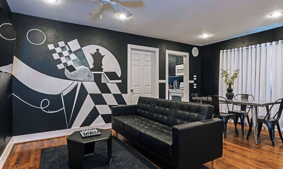 Greenway Plaza-Upper Kirby Apartment | Your Queen's Gambit! Sleeps 10/4BR/3BA/2PA