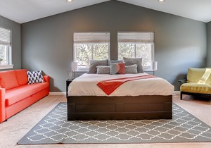 1 Mile to Downtown. Charming, Comfortable And Very Spacious. Come Enjoy Bend.