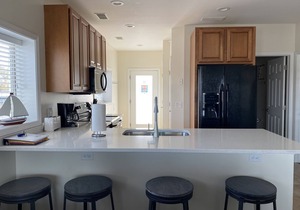 1 of 4 Waterfront Rental Units - Clean, Safe & Small Complex Sleeps 8-32