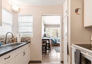 1960 Ocean Beach Bungalow w Parking-sleeps 4