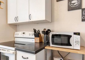 1960 Ocean Beach Bungalow w Parking-sleeps 4