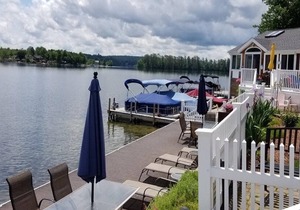 2 BR condo with sleeping loft right on Lake Winnisquam