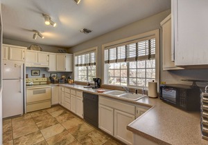 2 BR near the courthouse square AVAILABLE due to last minute renter cancellation