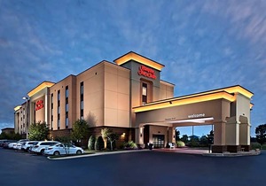 2-Star Hotel ∙ Hampton Inn & Suites Millington