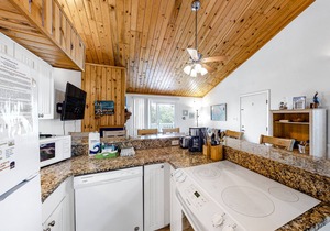 3rd-floor, dog-friendly condo with loft, balcony, free WiFi and golf course view