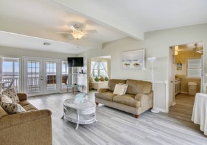 4513BETSYSBBNH - Betsy's Beachfront Cottage