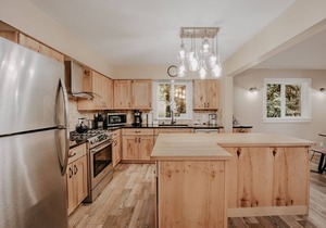 69SL - Upscale - Hot Tub - Wi-Fi - BBQ - Sleeps 8 by RedAwning