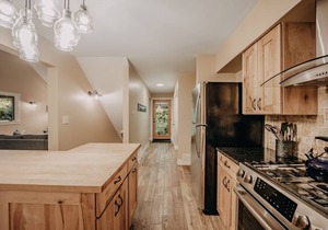 69SL - Upscale - Hot Tub - Wi-Fi - BBQ - Sleeps 8 by RedAwning
