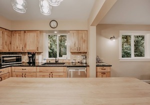 69SL - Upscale - Hot Tub - Wi-Fi - BBQ - Sleeps 8 by RedAwning