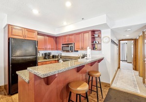 All Seasons Condo -Sleeps 6 - 2 King beds!