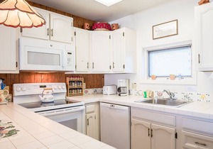 Alpine Villa 21 -Perfect for a Couple or Family of Four, Walk to Lifts & Town