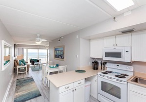 AMAZING 5-STAR TOP-FLOOR Beachdrifter Oceanfront w wrap balcony 2/2 w elevator