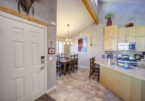 Awesome Retreat Pool ,Hot tub, 2 car garage