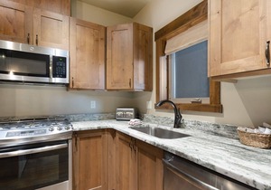 Baker Loft 202 - Stunning Condo in the heart of Downtown! Private Hot tub!!