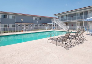 Beautiful 1 Bd / 1 Bth 2nd Floor Condo Just a Short Walk to the Beach OS-86