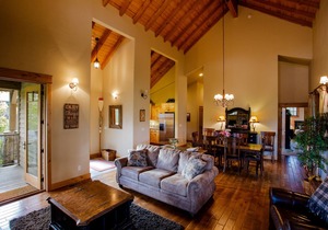 Beautiful 2 Bedroom Cabin in Dover Bay/Sandpoint Idaho. Sleeps 7.