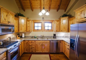 Beautiful 2 Bedroom Cabin in Dover Bay/Sandpoint Idaho. Sleeps 7.