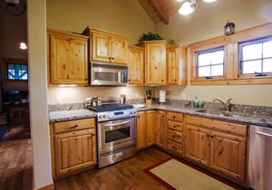 Beautiful 2 Bedroom Cabin in Dover Bay/Sandpoint Idaho. Sleeps 7.
