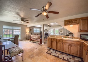 Beautiful Cottage on Canyon Lake that sleeps 6! Over 400 feet of waterfront!