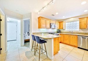 Beautiful Home, Bay + Beach Views, Rooftop Deck & Firepit