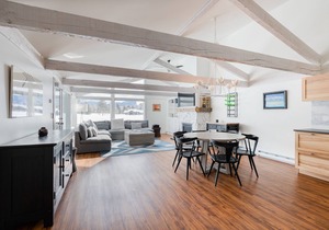 Beautiful, modern townhome next to the golf course with WiFi and full kitchen