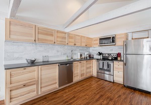 Beautiful, modern townhome next to the golf course with WiFi and full kitchen