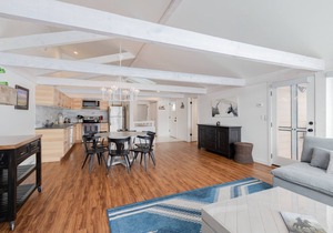 Beautiful, modern townhome next to the golf course with WiFi and full kitchen