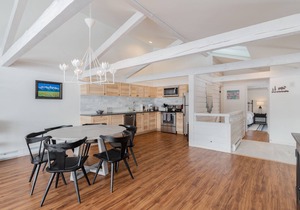 Beautiful, modern townhome next to the golf course with WiFi and full kitchen