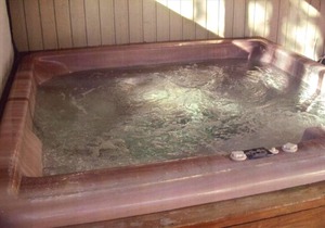 BEAUTIFUL, SPACIOUS NORTH-END HOME, HOT TUB, A C, WI-FI, BIKES DCCA#603