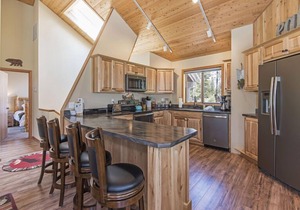 Beautifully Updated Sunriver Home, Multiple Decks, Bikes, SHARC Passes, Hot Tub