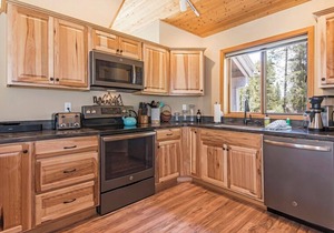 Beautifully Updated Sunriver Home, Multiple Decks, Bikes, SHARC Passes, Hot Tub