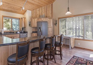 Beautifully Updated Sunriver Home, Multiple Decks, Bikes, SHARC Passes, Hot Tub