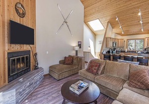 Beautifully Updated Sunriver Home, Multiple Decks, Bikes, SHARC Passes, Hot Tub