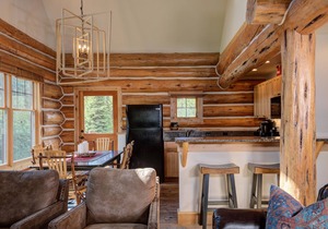 Big Sky Resort/Powder Ridge-Ski In/Ski Out with Private Hot Tub & Amazing Views