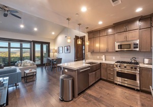 Blackstone Luxury 2br, Walk to Skiing at Cabriolet, Mountain View, Shared Pool and Hot tub, Gym